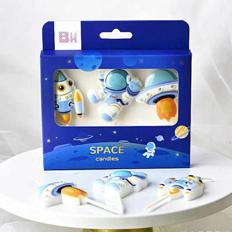 Set 3 Lumânări Cosmos - Model Cartoon Astronauts Cu Băț Inclus, Dimensiuni 8x5x2 cm