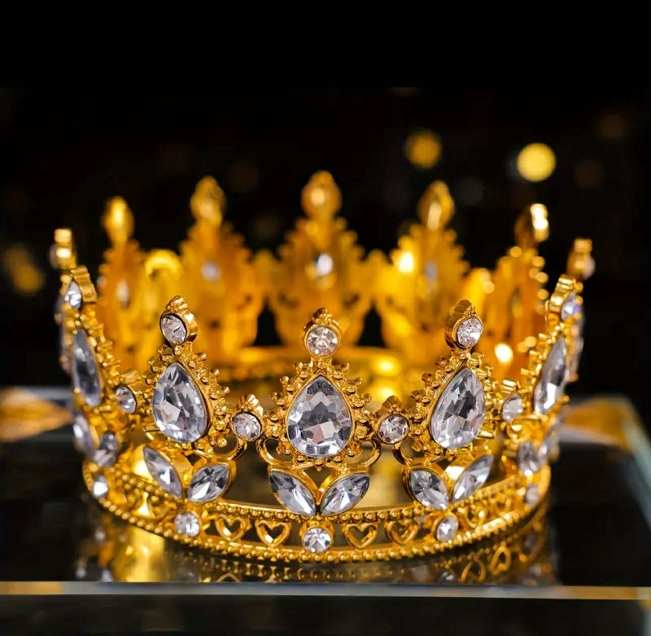 Coronita Aurie Cu Pietre Albe - Adaugă Rafinament Și Eleganță Torturilor Tale Pentru Un Aspect Strălucitor
