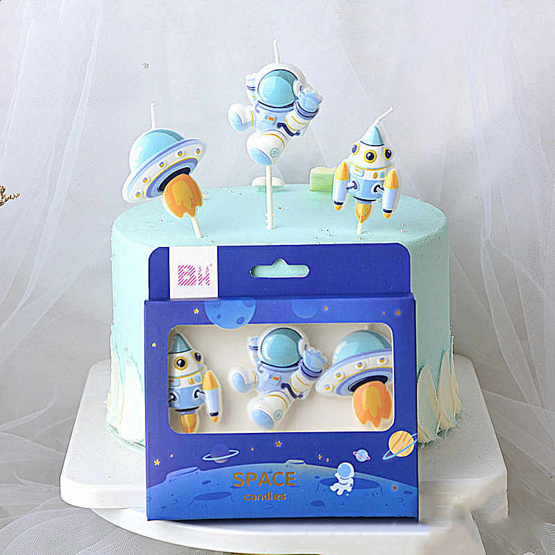 Set 3 Lumânări Cosmos - Model Cartoon Astronauts Cu Băț Inclus, Dimensiuni 8x5x2 cm