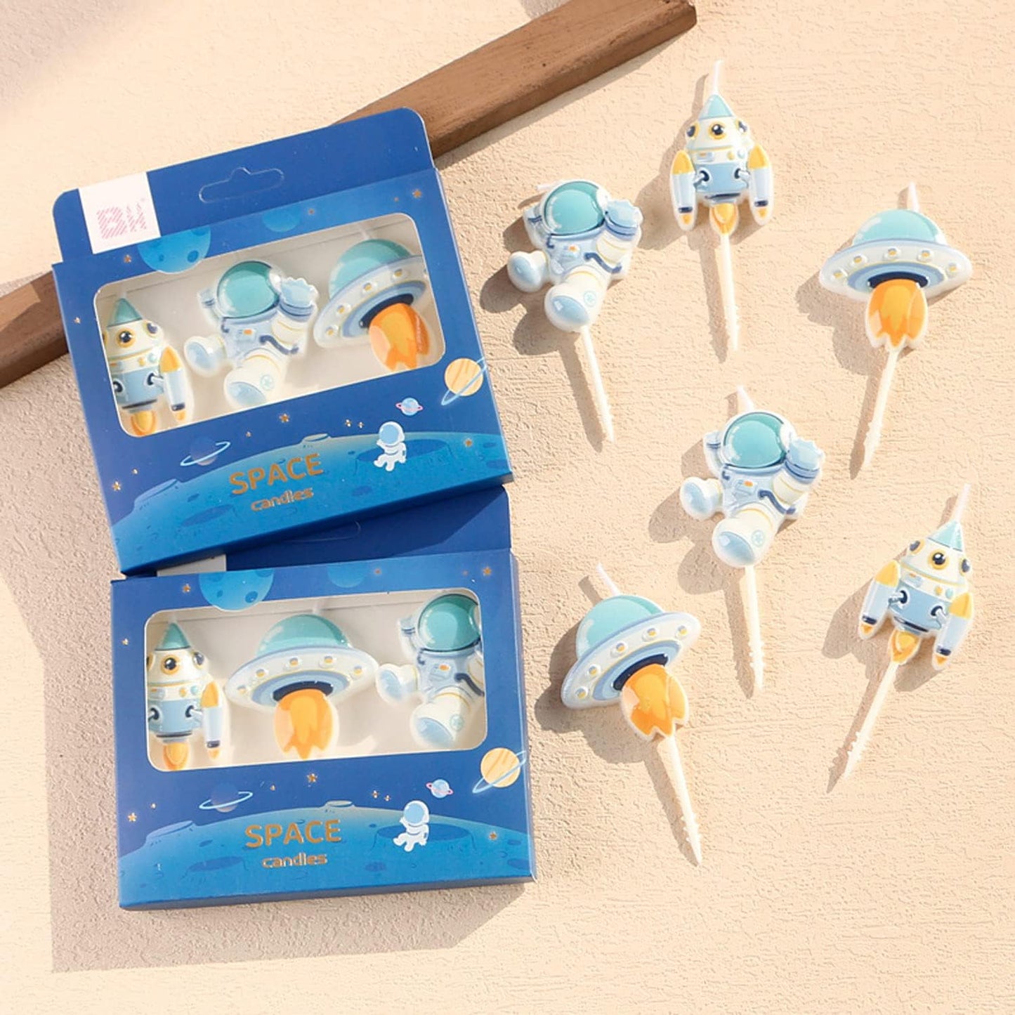 Set 3 Lumânări Cosmos - Model Cartoon Astronauts Cu Băț Inclus, Dimensiuni 8x5x2 cm