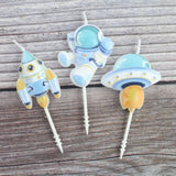 Set 3 Lumânări Cosmos - Model Cartoon Astronauts Cu Băț Inclus, Dimensiuni 8x5x2 cm