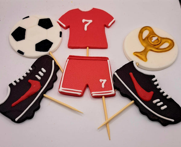 Decoratiuni pasta de zahar, Fotbal, echipament rosu,minge, adidasi, prevazute cu bete