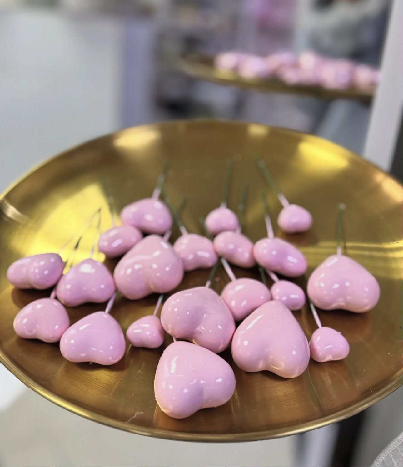Set 20 Inimi Necomestibile Roz Pentru Tort - Detalii Elegante Și Strălucitoare Pentru Un Decor Deosebit
