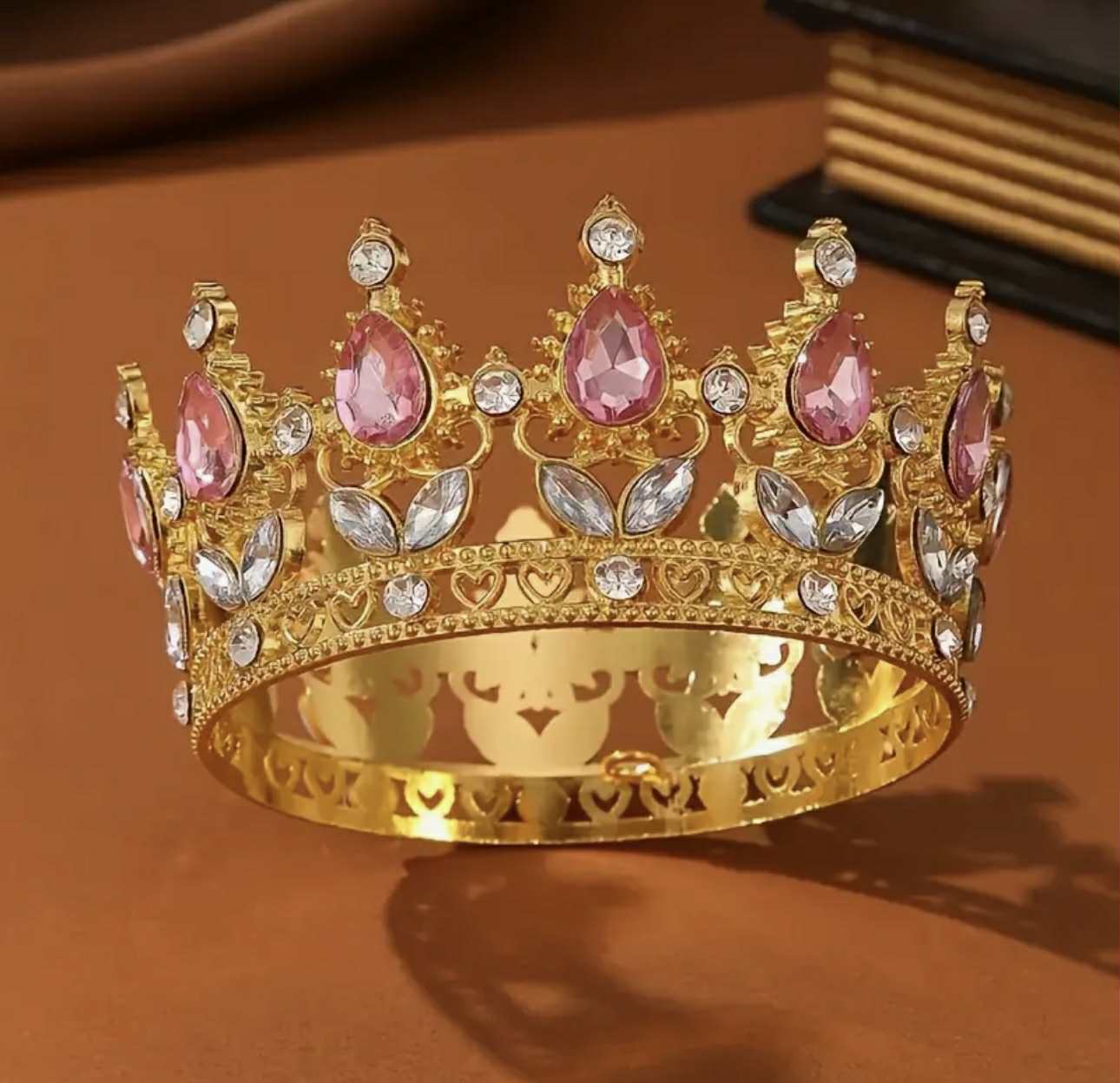 Coronita Aurie Din Metal Cu Pietre Roz - Decor Elegant Pentru Torturi Si Prajituri La Nunti Botezuri Si Aniversari